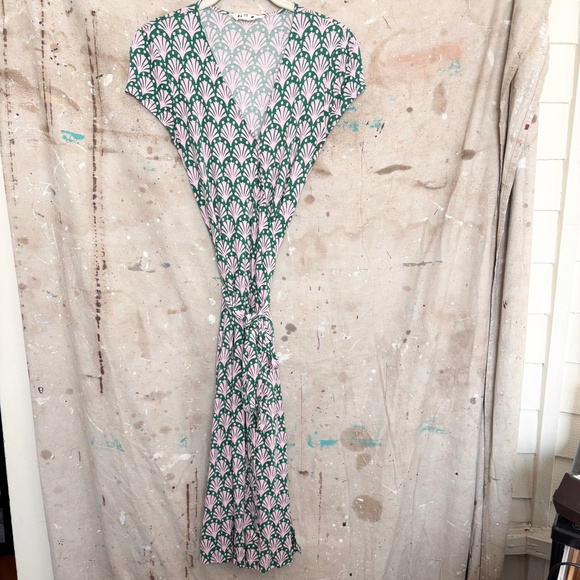 Boden Joanna Cap Sleeve Wrap Midi Dress, Sweet Lilac Shell Print - Picture 2 of 6